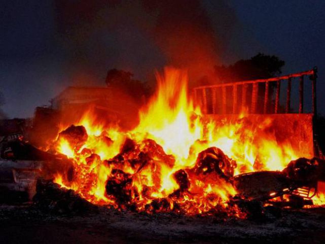 नक्सलियों ने जलाए 40 वाहन, जनअदालत में सजा देने की धमकी