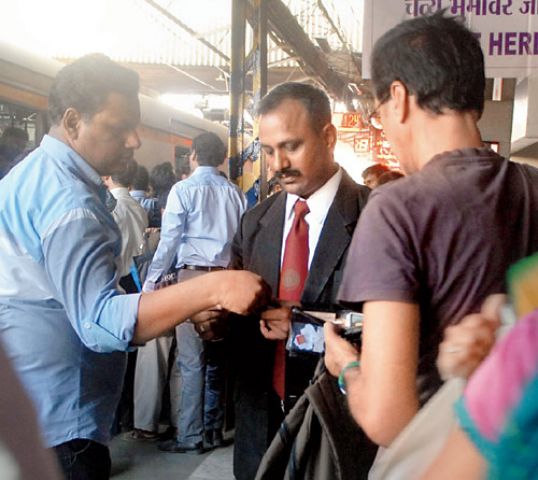 रेलवे डीआरएम की कार्यवाई, बिना टिकट यात्रा करते 150 लोगो को पकड़ा