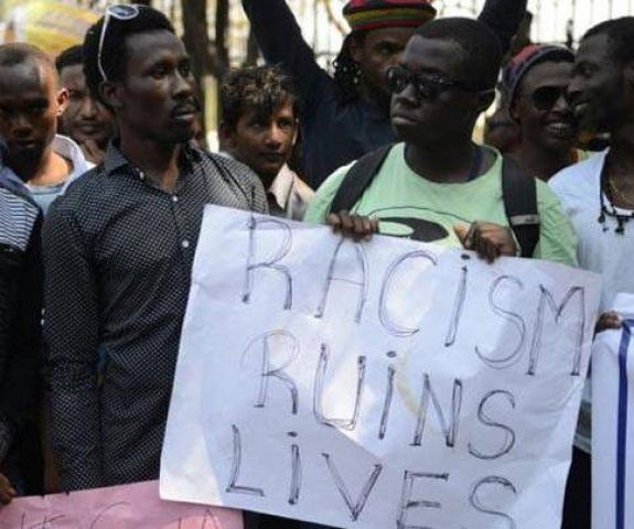 अफ्रीकियों पर हमले के मामले में 5 गिरफ्तार, राजनीति शुरू