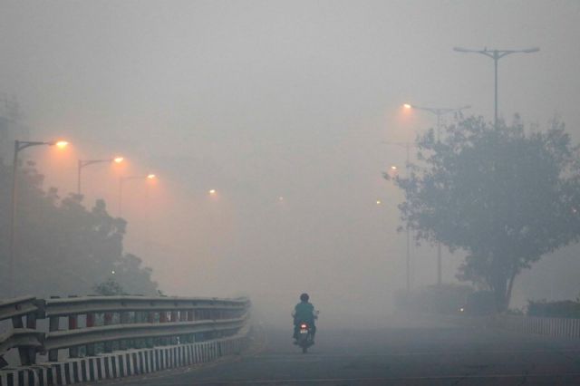 दिल्ली में जहरीली हुई हवा, बच्चों को घर में रहने को कहा