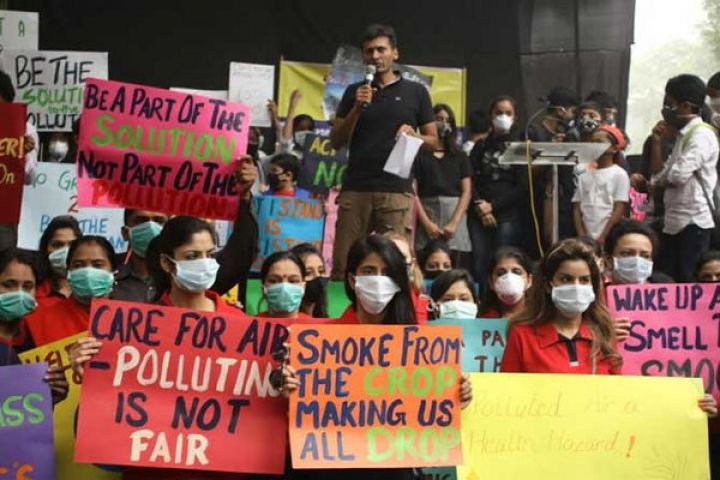 लोगों ने किया दिल्ली में बढ़ते प्रदूषण पर नाकाम सरकार का विरोध