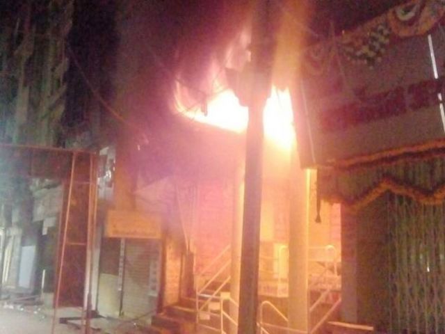 इंदौर में सराफा की 3 दुकानें जलकर स्वाहा, बड़ा हादसा टला