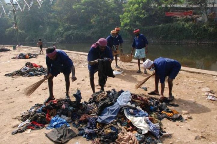 नदी में स्नान के बाद कपडे छोड़ने पर मिलेगी 18 महीने की सजा
