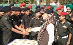 प्रधानमंत्री मोदी ने सेना के जवानो के साथ मनाई दीपावली
