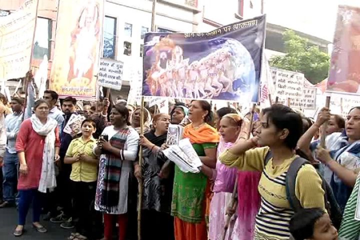 गीता के बहाने रामपाल समर्थकों का प्रदर्शन