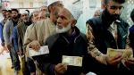 गुलजार हुये कश्मीर के बाजार, बैंकों में लगी कतार