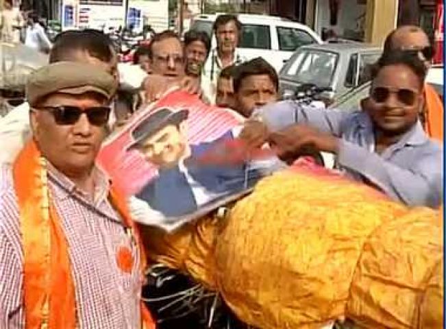 निकाली आमिर की शवयात्रा, पुतला जलाकर जताया विरोध