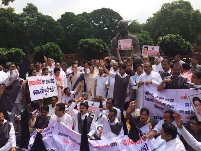 विपक्षी सांसदों ने किया संसद परिसर में विरोध