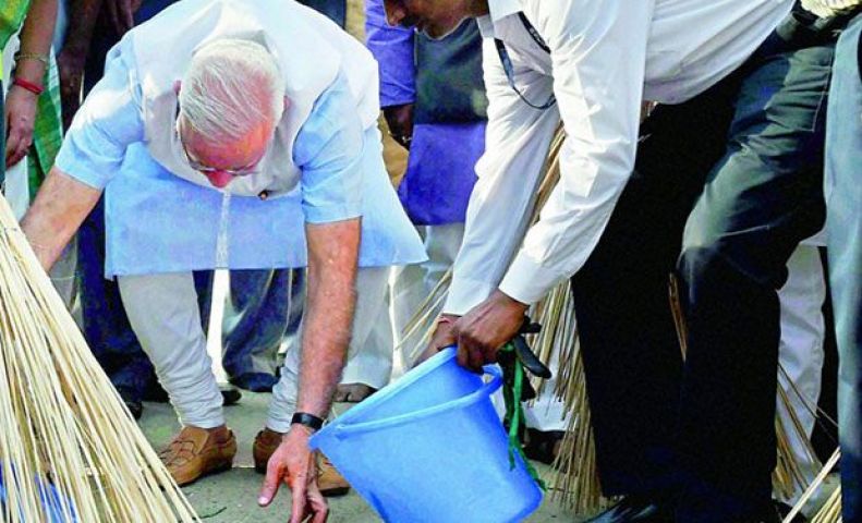 प्रधानमंत्री ने उठाई झाडू, स्वच्छ भारत अभियान के दो वर्ष पूर्ण