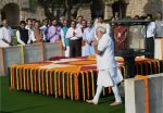 PM मोदी, सोनिया समेत कई नेताओं ने नवाया महात्मा गांधी के चरणों में शीश
