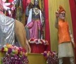 दुर्गा प्रतिमाओं के बीच बैठाया पीएम मोदी को