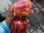 कश्मीर से आये सेब पर भारत विरोधी नारे
