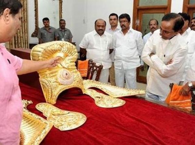 तेलंगाना के CM ने भद्रकाली को अर्पित किया स्वर्ण मुकुट