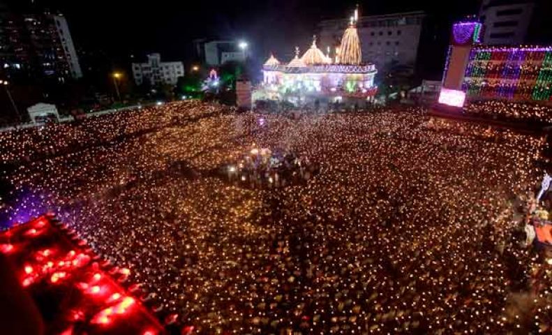 जगमगाए दीप, झूमे 35 हजार भक्त