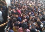 टिकट बिक्री के दौरान हंगामा : भीड़ ने तोड़ा बैंक का गेट, पुलिस ने भांजी लाठियाँ