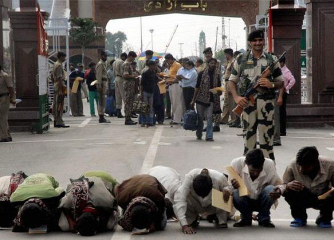समझौता एक्सप्रेस के रद्द होने से पाकिस्तान से पैदल भारत पहुंचे 72 यात्री
