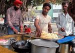 दिल्ली सरकार ने लगाया सड़क किनारे खाना बनाने पर प्रतिबंध