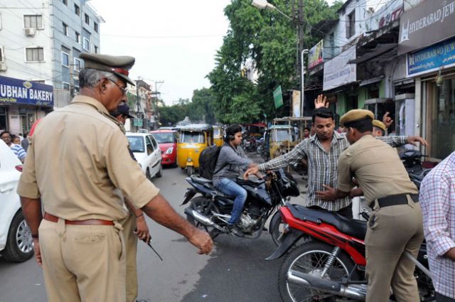 बिहार में मुस्तैद हुई पुलिस, लोगों पर बाज सी निगाहें