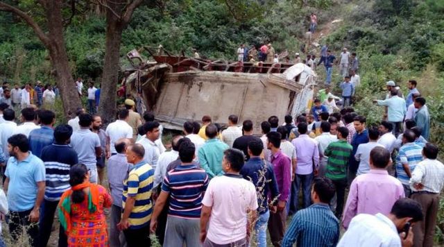 जम्मू में बस खाई में गिरी, 21 यात्रियों की मौत, 34 घायल
