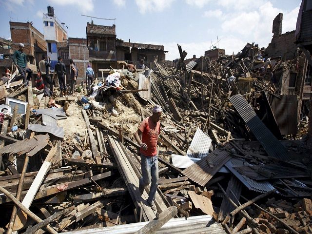 भूकंप से कश्मीर में तबाह हुई 3 जिंदगिया, युवक ने लगाई खिड़की से छलांग