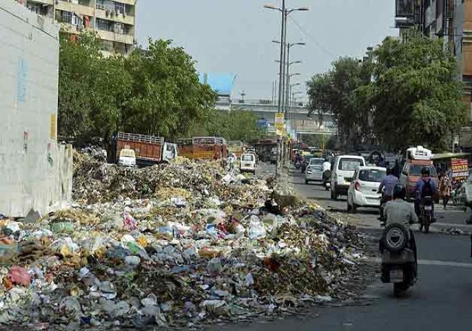 दिल्ली में MCD के सफाईकर्मियों की हड़ताल के कारण जगह-जगह कूड़े के ढेर