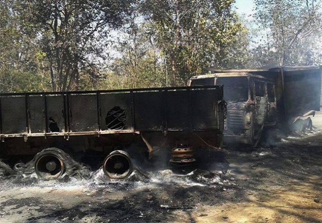 छतीसगढ़ में नक्सलियों का कहर, जलाया 10 से अधिक वाहनों को