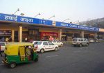 दिल्ली एयरपोर्ट पर उड़ान भरती नज़र आई संदिग्ध चीजे