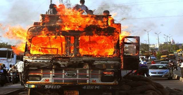 शक के आधार पर लगाई ट्रक में आग और ट्रक के मालिक को पीटा