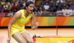 रियो ओलंपिक में सिल्वर मेडल जीतने वाली सिंधु के सम्मान में  'हीरे' और 'सोने' से बना रैकेट