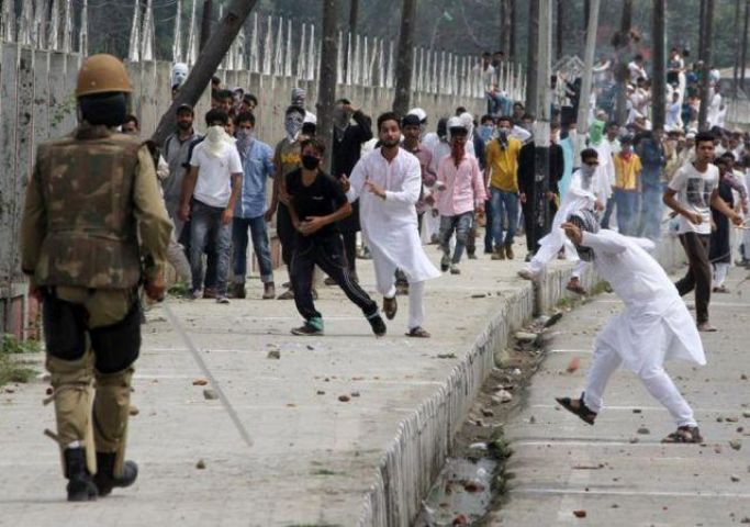 शांत नहीं हो रहा कश्मीर, प्रदर्शनकारियों पर भांजी लाठी