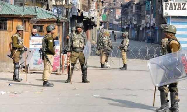 कश्मीर में 57 वें दिन भी बन्द और कर्फ्यू जारी, गिलानी ने मुलाक़ात से मना किया