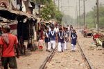 रेलवे ब्रिज के नीचे बेहोशी की हालात में स्कूली छात्राओ के मिलने पर शहर में हलचल, संदिग्धों से पूछताछ जारी