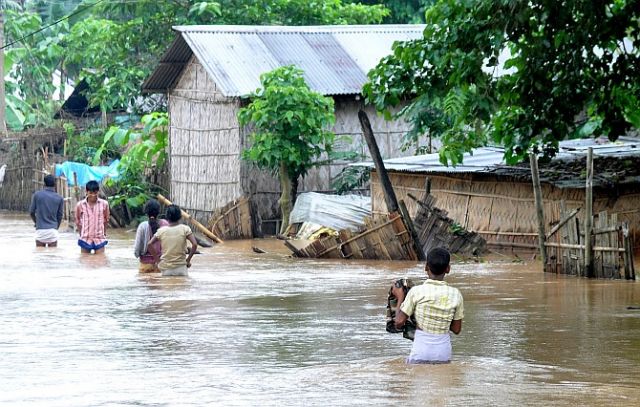 ब्रह्मपुत्र ने कहर बरपाया, असम में बाढ़ से अब तक 36 मौतें