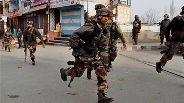 आतंकियों का सीआरपीएफ कैंप पर हमला, सेना के जवानों ने खदेड़ा :कश्मीर