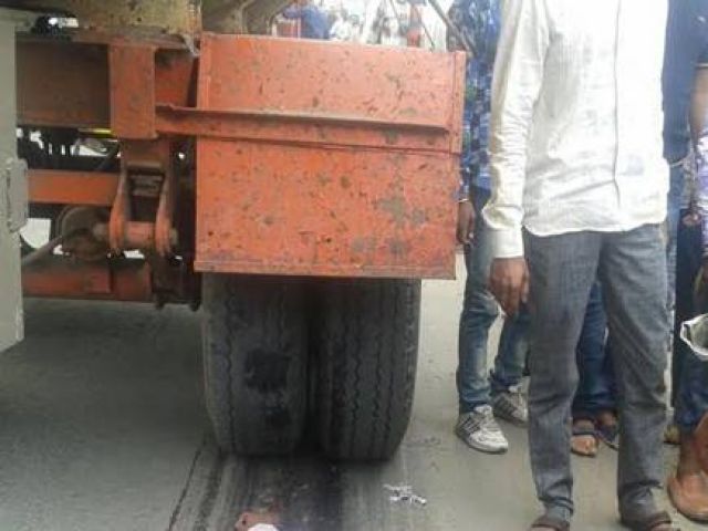 सड़क पर खड़े नगर पालिका कर्मी को गैस टैंकर ने रौंदा, मौके पर मौत