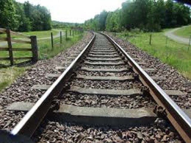 दुष्कर्म के आरोपी युवक ने ट्रेन से कटकर की आत्महत्या