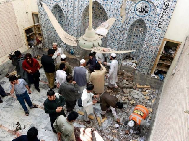 नमाज के दौरान मस्जिद में आत्मघाती धमाका, 16 की मौत