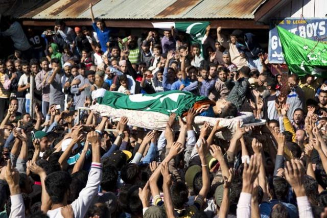 कश्मीर में फिर हुये हालात बेकाबू, एक बच्चे की मौत