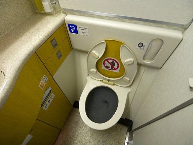 अब ट्रेन में मिलेगा प्लेन जैसा टॉयलेट
