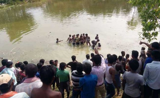 यात्रियों से भरी बस तालाब में गिरी, 50 की मौत