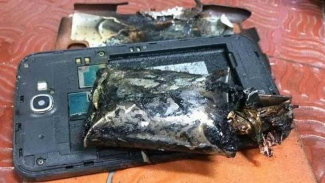 भारत में फ्लाइट की लैंडिंग के दौरान Galaxy Note 2 में हुआ धमाका