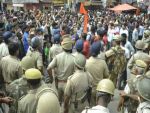गंगा में मूर्ति विसर्जन को लेकर साधुओं का हंगामा, पुलिस ने किया लाठीचार्ज
