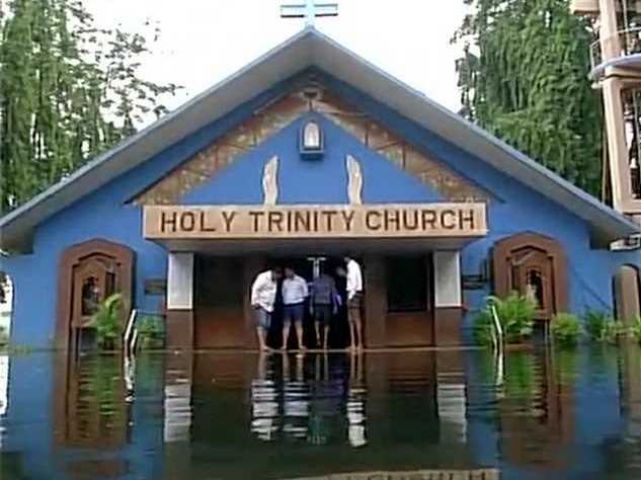 आंध्रप्रदेश और तेलंगाना में बाढ़ से हालात बेहाल, चर्च में जमा हुआ पानी