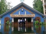 आंध्रप्रदेश और तेलंगाना में बाढ़ से हालात बेहाल, चर्च में जमा हुआ पानी