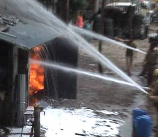 इंदौर : ऑइल पेंट के गोदाम में आग, कवरेज पर गए मीडियाकर्मियों से की मारपीट