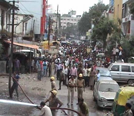 इंदौर : ऑइल पेंट के गोदाम में आग, कवरेज पर गए मीडियाकर्मियों से की मारपीट