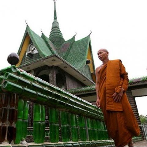 शराब की बोतलों से बना है ये मंदिर, देखिये तस्वीरें