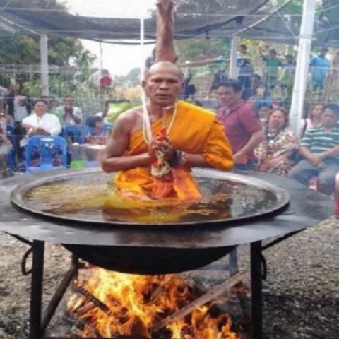 Omg...खौलते तेल में बैठता है ये बुद्ध भिक्षु, जानिए सच क्या है