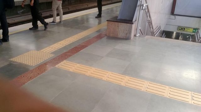 क्या आपको पता है मेट्रो स्टेशन पर Yellow Marking क्यों होती है ?