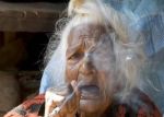 112 साल की यह महिला पिछले 95 साल से रोज पीती है सिगरेट